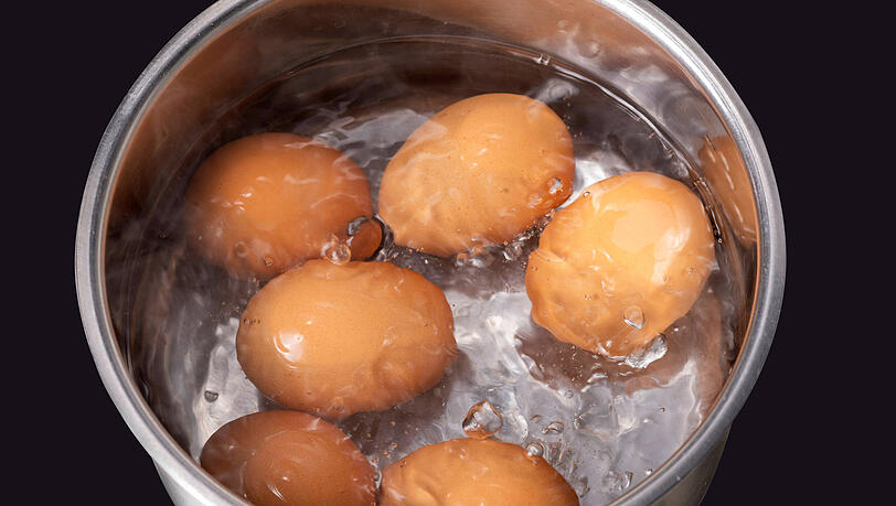 Eier werden in einem Topf gekocht. Kunden sorgen sich, dass das Produkt bald teurer wird wegen der Vogelgrippe.