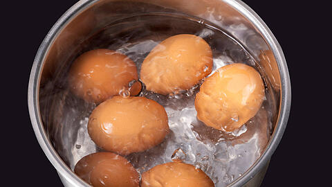 Eier werden in einem Topf gekocht. Kunden sorgen sich, dass das Produkt bald teurer wird wegen der Vogelgrippe.