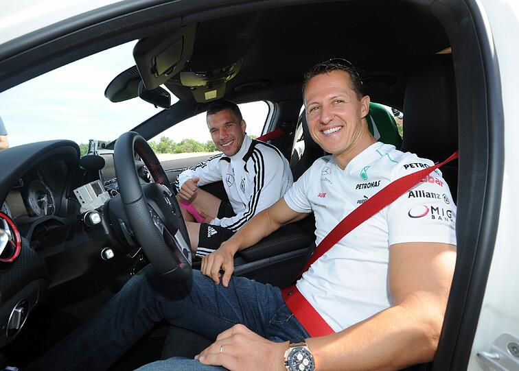 Das Mercedes-Formel-1-Team um Michael Schumacher und Nico Rosberg war im EM-Trainingslager der Nationalmannschaft im französischen Tourettes zu Gast. Lukas Podolski machte dabei eine Spritztour mit dem Rekord-Weltmeister in der neuen A-Klasse des Automobil-Herstellers - sehen Sie hier die besten Bilder.