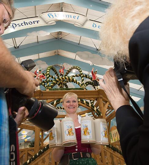 Schön verziert mit traditionellen Bayern-Symbolen: Der Wiesn-Maßkrug 2013.