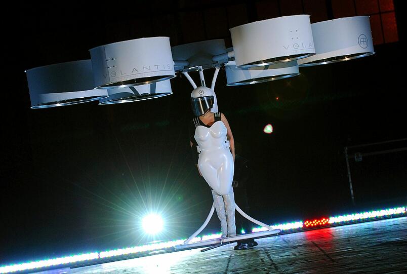 Lady Gaga und das fliegende Kleid "Volantis": Bei der Release-Party zu "Artpop" ist die Pop-Diva abgehoben. Die Bilder.