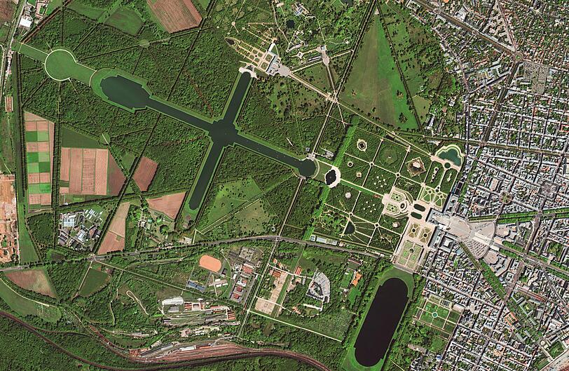 Versailles: Erst aus der Luft ist die ganze Dimension der Schlossanlage bei Paris auszumachen.