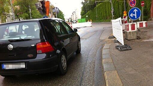 ... doch als sich von hinten das Auto nähert, bremst sie ab. Wohlweislich: Die Stelle ist für Rad und Auto gleichzeitig gefährlich eng. ... doch als sich von hinten das Auto nähert, bremst sie ab. Wohlweislich: Die Stelle ist für Rad und Auto gleichzeitig gefährlich eng.