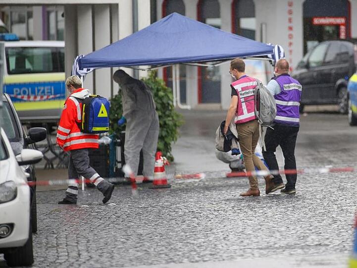 Einsatzkräfte der Polizei, Rettungsdienst und Notfallseelsorge sind am Tatort in der Stadtmitte von Bad Schussenried im Einsatz.