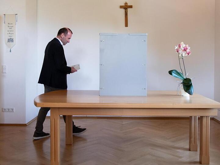 EVP-Spitzenkandidat Manfred Weber gibt im bayerischen Wildenberg seine Stimme ab.