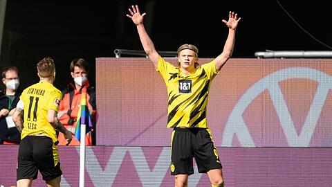 Ein Einsatz von BVB-Topstürmer Erling Haaland (r) gegen Leipzig ist weiter offen.