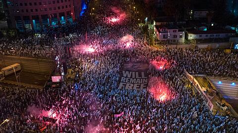 Israelis protestieren gegen die israelische Regierung in Tel Aviv.
