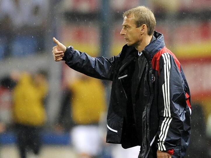 Auf geht's, Männer! Jürgen Klinsmann an der Seitenlinie bei seinem ersten Champions-League-Spiel mit dem FC Bayern bei Steaua Bukarest. Die Trainingsjacke bekam er ob der nasskalten, unangenehmen Witterung von Manager Uli Hoeneß umgehängt.