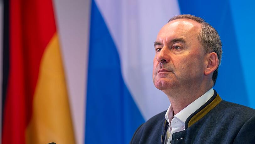 Aus für das geplante Verbrenner-Aus, fordert Wirtschaftsminister Hubert Aiwanger (Archivbild)
