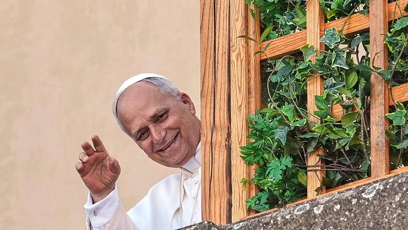Papst Leo XIV. grüßt aus dem Urlaub in Castel Gandolfo. Papst Leo XIV. grüßt aus dem Urlaub in Castel Gandolfo.