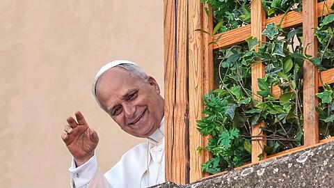 Papst Leo XIV. grüßt aus dem Urlaub in Castel Gandolfo.