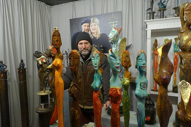 Der Münchner Künstler Werner Frank umgeben von seinen Frauen.