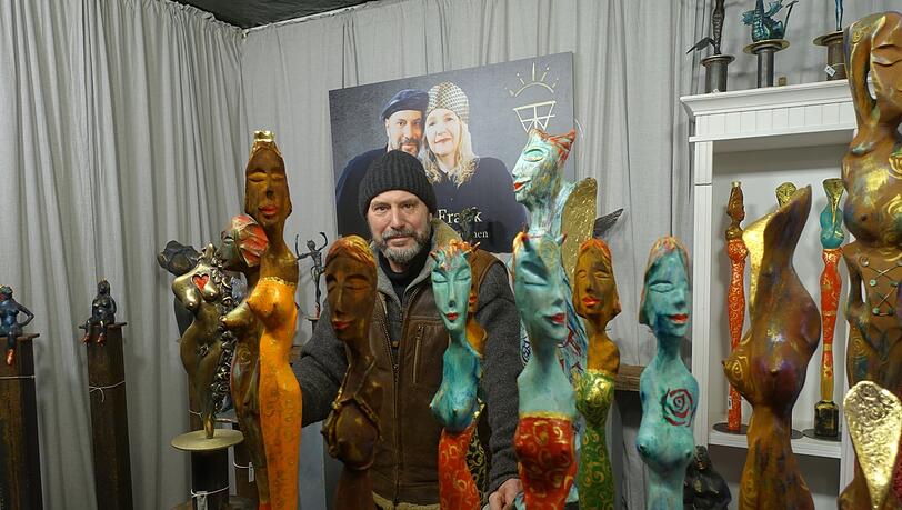 Der Münchner Künstler Werner Frank umgeben von seinen Frauen.