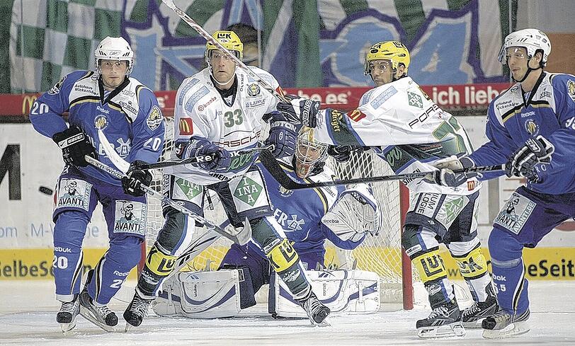 Duell Vize gegen Meister: Der EHC München um Keeper Sebastian Elwing muss am Freitag bei Titelträger Bietigheim ran.