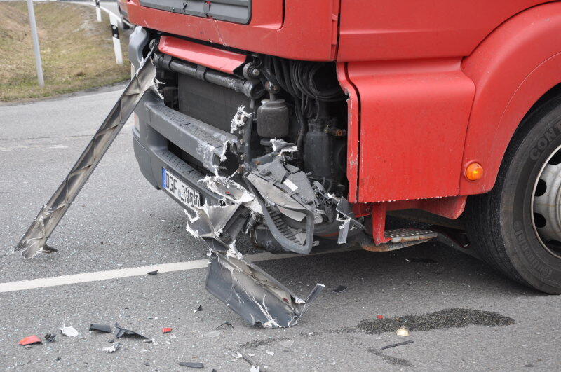 Zu einem Verkehrsunfall kam auf der B299 höhe Erharting: Ein PKW Fahrer wollte von Erharting kommend auf die B299 fahren und übersah dabei einen LKW. Im Kreuzungsbereich kam es zum Zusammenstoß. Dabei wurde der Fahrer des PKW mittelschwer verletzt. Er kam in ein Mühldorfer Krankenhaus.