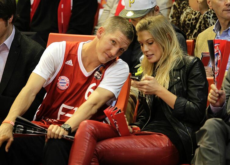 Der neue Audi Dome: "Stimmung wie beim Derby", findet Bastian Schweinsteiger. Hoeneß und Breitner sind begeistert. Die Bilder von der Basketball-Premiere in der neuen Halle.