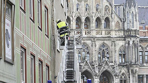 Vorsicht, Steinschlag! Der Zugang zum Hugendubel vom Rindermarkt wird am Samstag aus Sicherheitsgründen zeitweise von der Polizei gesperrt.