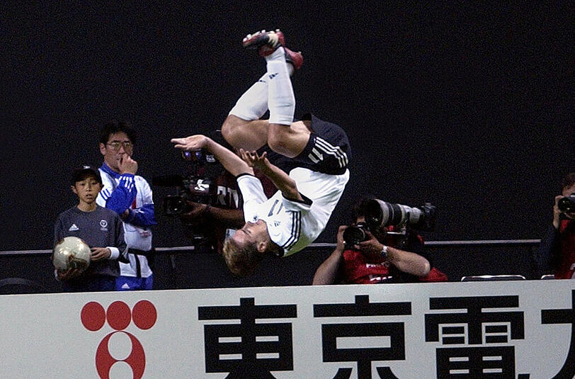 Der Klose-Salto: Das 8:0 gegen Saudi Arabien bei der WM in Japan/Südkorea ist das torreichste Eröffnungsspiel einer DFB-Elf. Miroslav Klose erzielte damals drei Treffer.