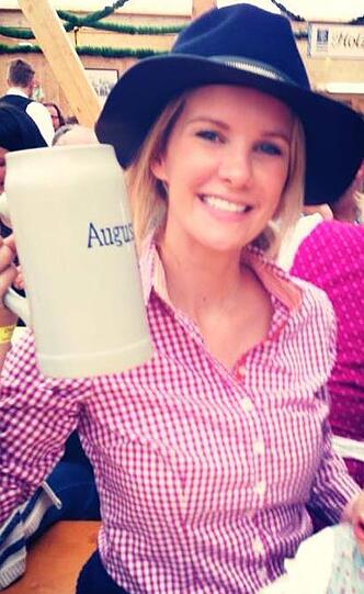 Ein Prosit! Moinca Ivancan in karierter Bluse und Hut auf dem Oktoberfest.