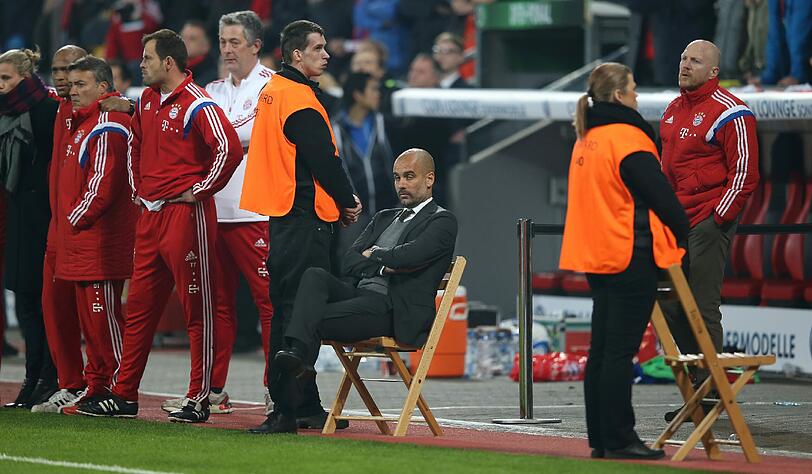 Seltenes Bild: Der eigentlich immer unter Hochspannung durch die Coaching-Zone fegende Guardiola sitzt während der spannensten Spielphase auf einem Klappstuhl.