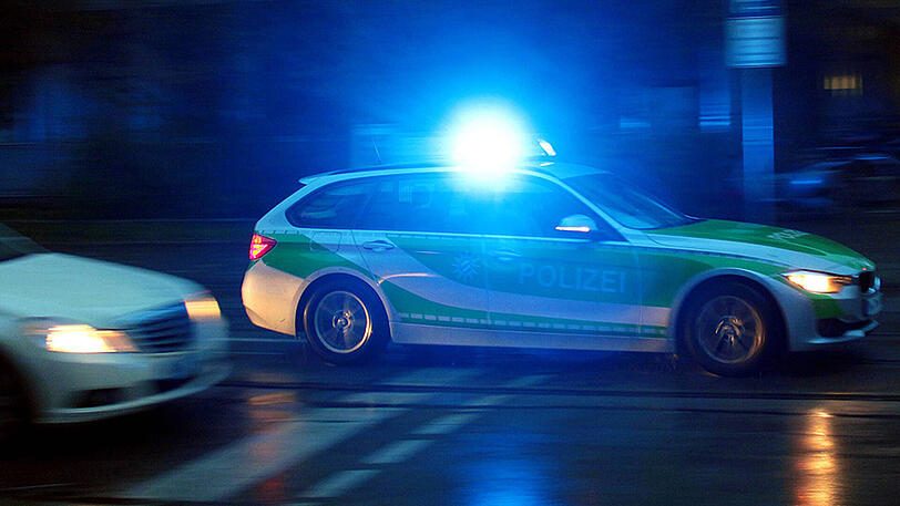 Ein 24-Jähriger überfuhr auf der Flucht zwei Polizeibeamte, zuvor tötete er seine Großmutter. (Symbolfoto)