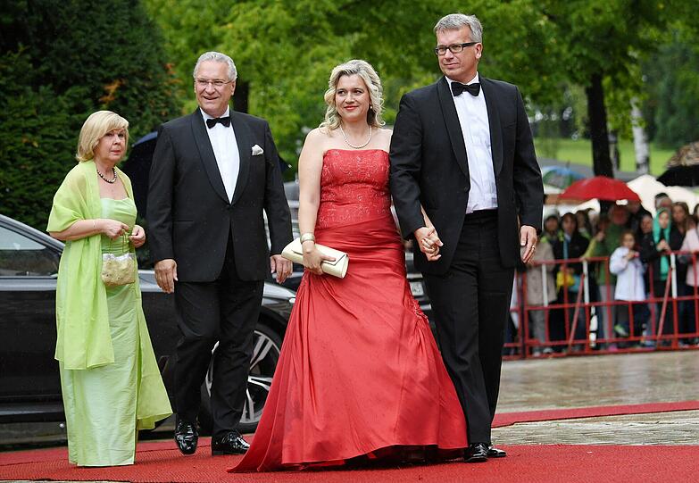 Die bayerische Gesundheitsministerin Melanie Huml (CSU, 2.v.r) und ihr Mann Markus (r), der bayerische Innenminister Joachim Herrmann (CSU, 2.v.l) und seine Frau Gerswid (l)