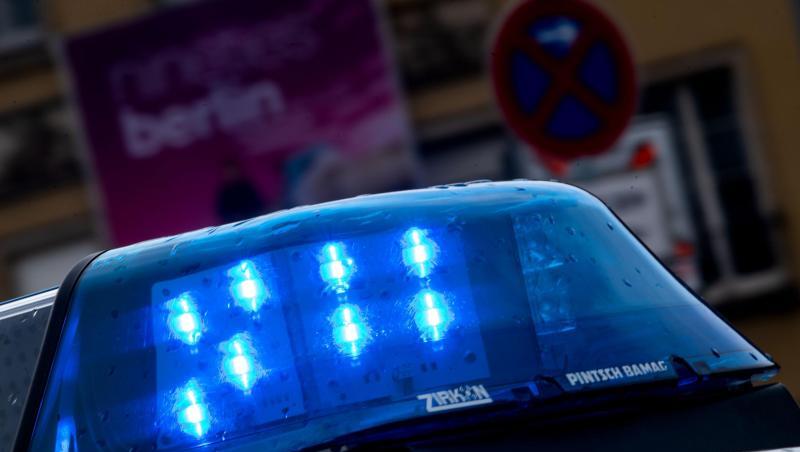 Ein Polizeiauto fährt mit Blaulicht über eine Straße. Foto: Monika Skolimowska/zb/dpa/Archivbild Ein Polizeiauto fährt mit Blaulicht über eine Straße. Foto: Monika Skolimowska/zb/dpa/Archivbild