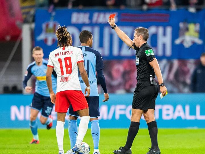 Schiedsrichter Tobias Stieler zeigt Mönchengladbachs Alassane Plea (M) die Gelb-Rote Karte.