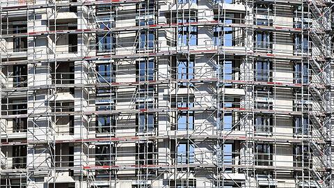 Schön für Investoren und Kapitalanleger: In München - wie hier am Nockherberg - wird gebaut, was das Zeug hält. Überall stehen Kräne, und man staunt, wo sich immer noch "Lücken" auftun.