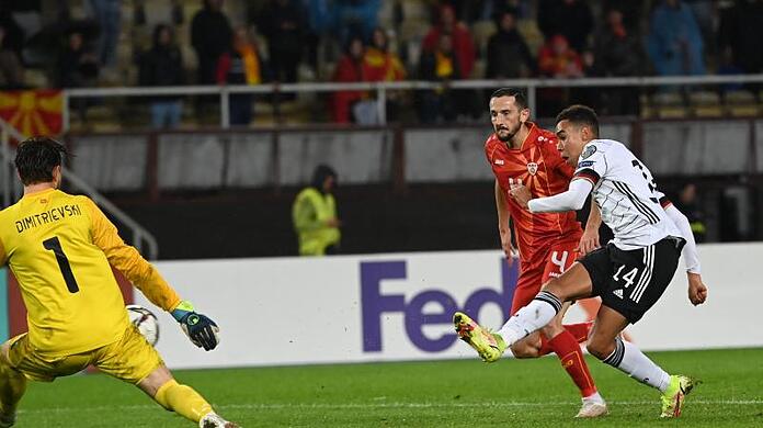 Super-Talent Jamal Musiala (r) setzt nach seiner Einwechslung gegen Nordmazedonien mit dem 4:0 den Schlusspunkt.