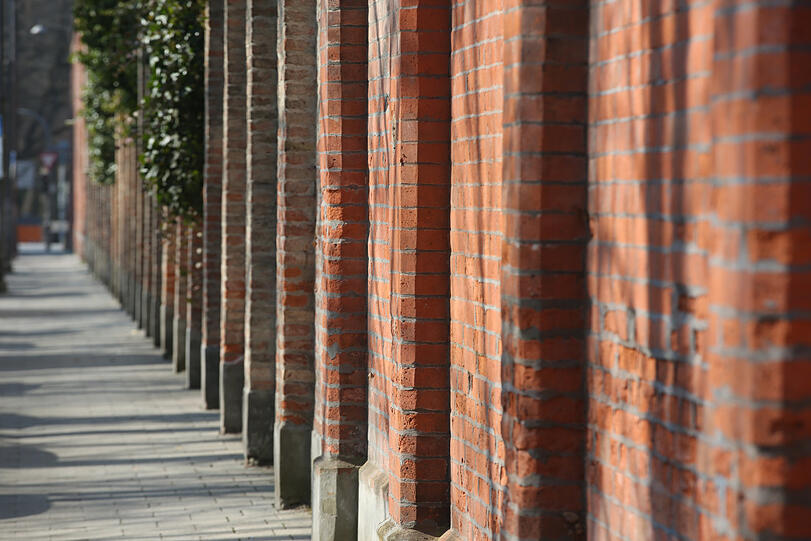 Ehrwürdig: Die Mauer des Alten Südfriedhofs strahlt Ruhe aus.