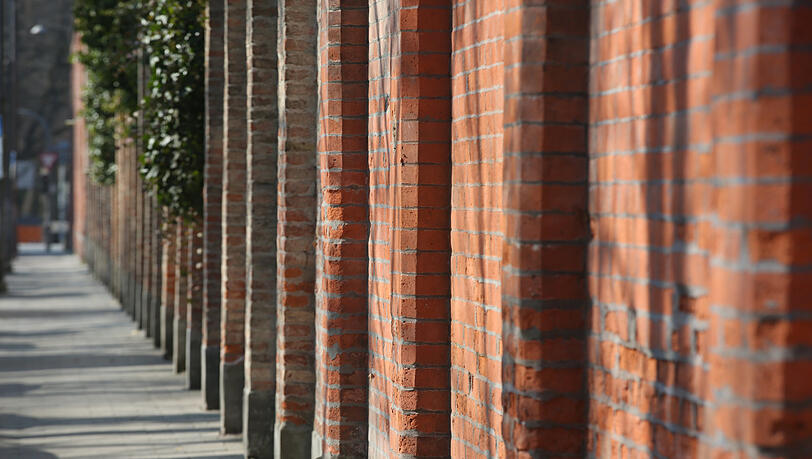Ehrwürdig: Die Mauer des Alten Südfriedhofs strahlt Ruhe aus. Ehrwürdig: Die Mauer des Alten Südfriedhofs strahlt Ruhe aus.