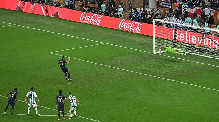 Frankreichs Kylian Mbappé sorgte mit einem verwandelten Elfmeter für den 1:2-Anschlusstreffer. Frankreichs Kylian Mbappé sorgte mit einem verwandelten Elfmeter für den 1:2-Anschlusstreffer.