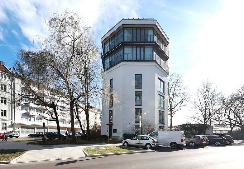 Gegenüber vom Schyrenbad steht nicht etwa ein Leuchtturm – es ist ein umgebauter alter Bunker.