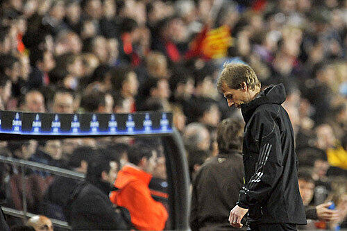 Ein Bild mit Symbolcharakter? Jürgen Klinsmann verlässt das Stadion Camp Nou von Barcelona