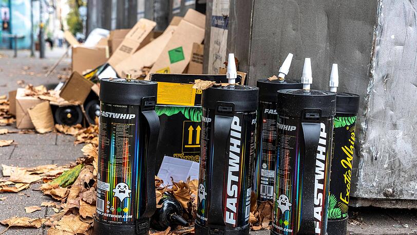 Leere Kartuschen mit Lachgas.  Offiziell dient es als Treibmittel um Schlagsahne in entsprechenden Geräten zu erzeugen, wird aber oft als Rauschmittel und Partydroge missbraucht.