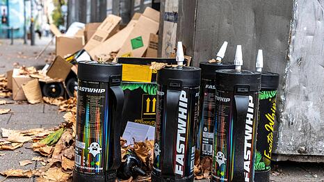 Leere Kartuschen mit Lachgas.  Offiziell dient es als Treibmittel um Schlagsahne in entsprechenden Geräten zu erzeugen, wird aber oft als Rauschmittel und Partydroge missbraucht.