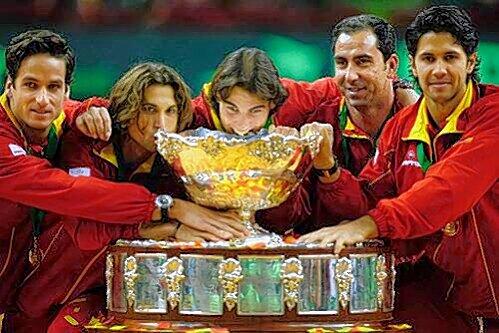 Damit sie auch morgen noch kraftvoll zubeißen: Starspieler Rafael Nadal (Mitte), eingerahmt von seinen Kollegen (v.l.) Feliciano Lopez, David Ferrer, Kapitän Albert Costa and Fernando Verdasco