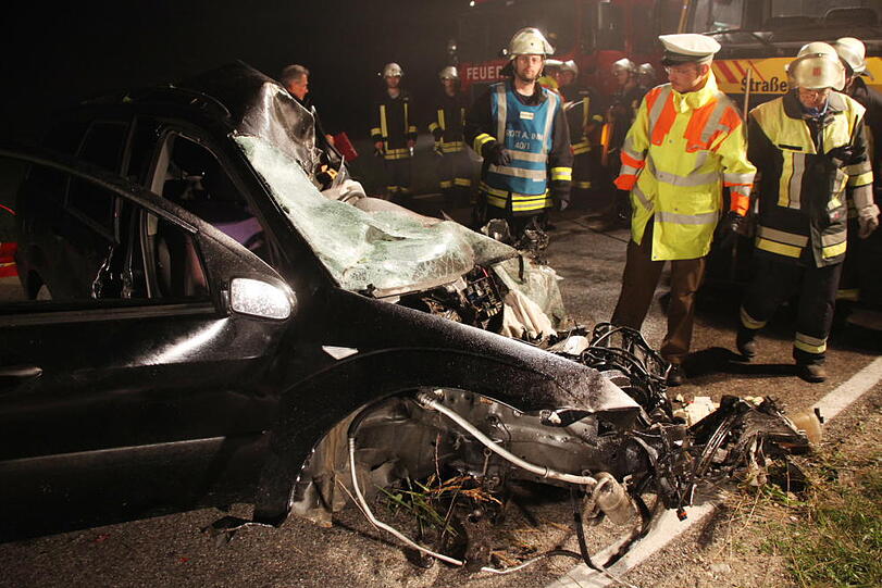 In der Nacht von Dienstag auf Mittwoch ereignete sich ein schlimmer Verkehrsunfall. Die B15 bei Rosenheim war vier Stunden gesperrt.