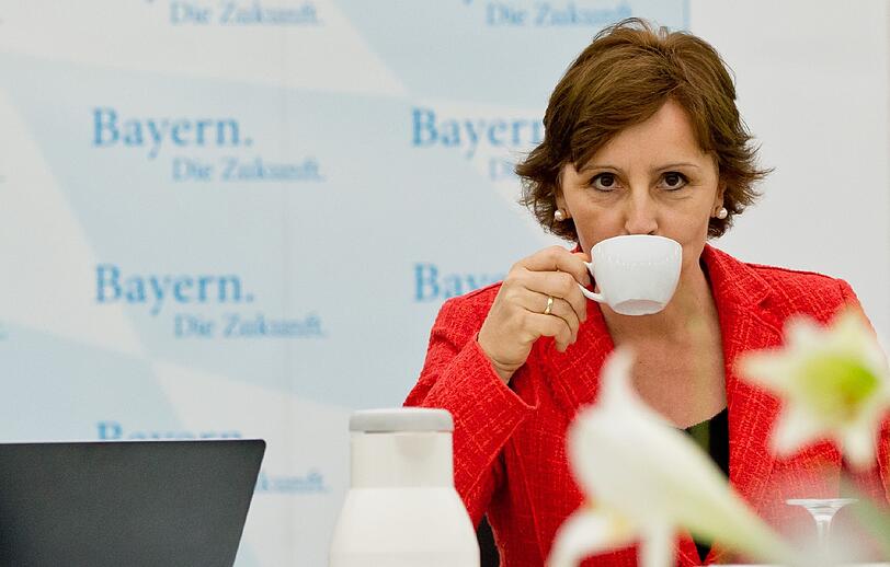 Die Leiterin der bayrischen Staatskanzlei, Christine Haderthauer, steht wegen ihrer Beteiligung an einer Modellbau-Firma in der Kritik.