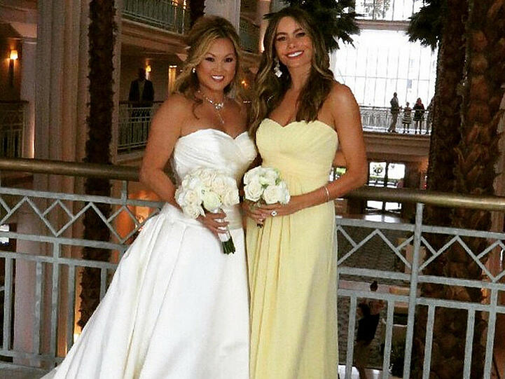 Stahl der Braut beinahe die Show: Sofia Vergara (r.)