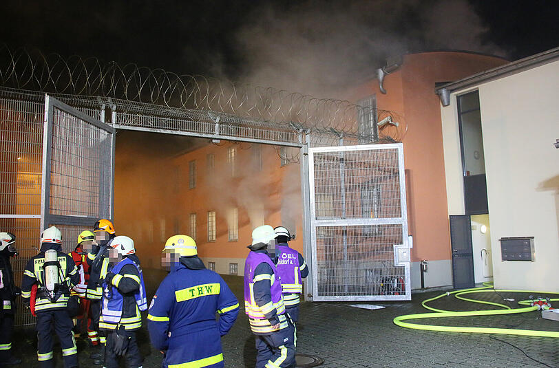 Bilder vom Einsatz der Feuerwehr beim Brand der JVA Mühldorf am Dienstagabend.
