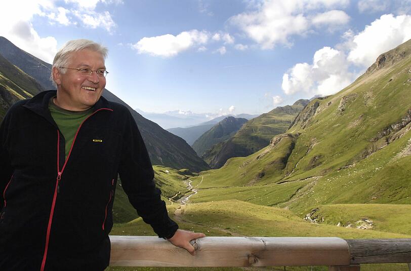 Experimente gibt es auch bei Außenminister Frank-Walter Steinmeier nicht. Stattdessen will der Sozialdemokrat dorthin, wo er es liebt. "Meine Frau und ich verbringen die freien Tage wie in den letzten Sommern im sonnigen Südtirol. Ein bisschen entspannen und Kräfte sammeln." Wenn es der Terminkalender hergibt, gebe es vorher noch einen Abstecher zu den Schneebergen des Oberengadin.