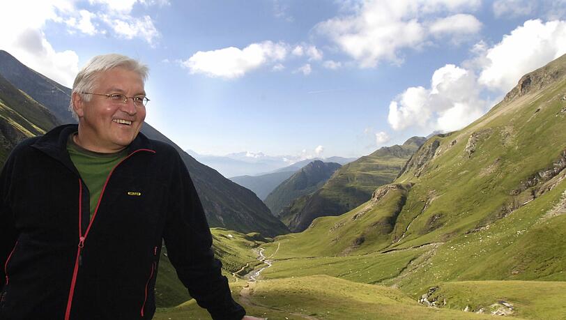 Experimente gibt es auch bei Außenminister Frank-Walter Steinmeier nicht. Stattdessen will der Sozialdemokrat dorthin, wo er es liebt. "Meine Frau und ich verbringen die freien Tage wie in den letzten Sommern im sonnigen Südtirol. Ein bisschen entspannen und Kräfte sammeln." Wenn es der Terminkalender hergibt, gebe es vorher noch einen Abstecher zu den Schneebergen des Oberengadin.