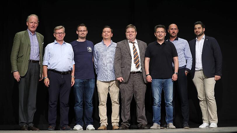 Der Verwaltungsrat des TSV 1860 (v.l.): Robert von Bennigsen, Dr. Klaus Leipold, Sascha Königsberg, Nicolai
Walch, Dr. Markus Drees, Athanasios &bdquo;Saki&ldquo; Stimoniaris,Richard Ostermeier, Sebastian Seeböck und Verena Dietl (nicht im Bild.