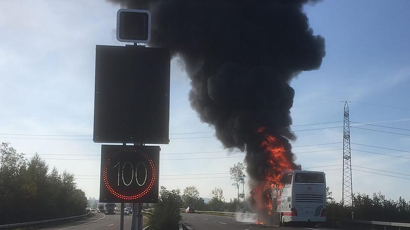 Der brennende Reisebus auf der Schweizer Autobahn A1