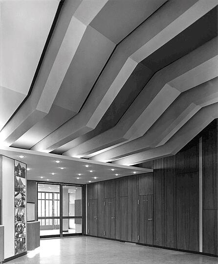 Der moderne Lamellenschwung von 1958. Er ist jetzt im Foyer wieder aufgegriffen.