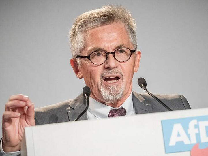Bernhard Zimniok spricht bei einer Pessekonferenz der Alternative für Deutschland (AfD). Foto: Michael Kappeler