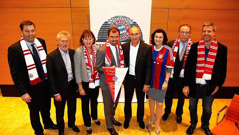 Rekordmeister goes Bundestag - auch dank Lars Klingbeil (l.), der zu den Gründungsmitgliedern des FC-Bayern-Fanklubs gehört. Rekordmeister goes Bundestag - auch dank Lars Klingbeil (l.), der zu den Gründungsmitgliedern des FC-Bayern-Fanklubs gehört.