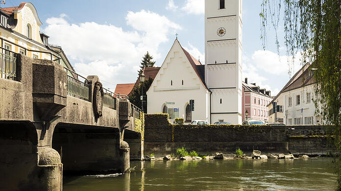 Der Amper und die Kirche St. Leonhard in Fürstenfeldbruck.